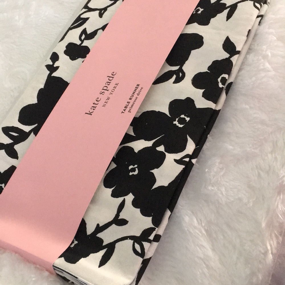 NWT KATE SPADE TABLE RUNNER.